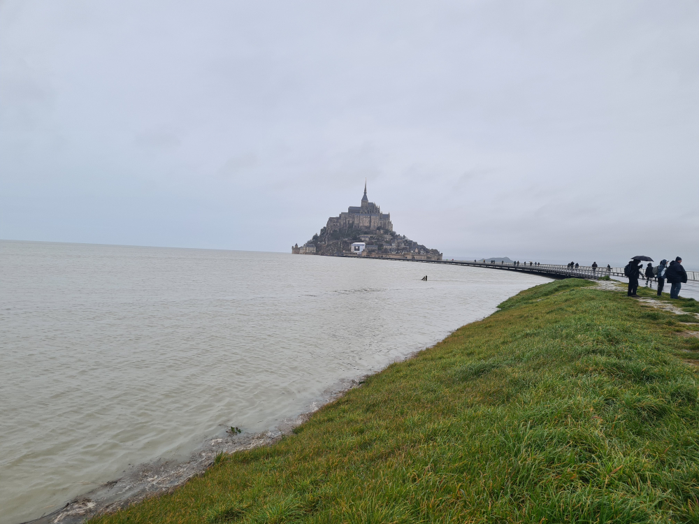 C'est à 8h25 que la mer pleine ici dans la baie du Mont-Saint-Michel.