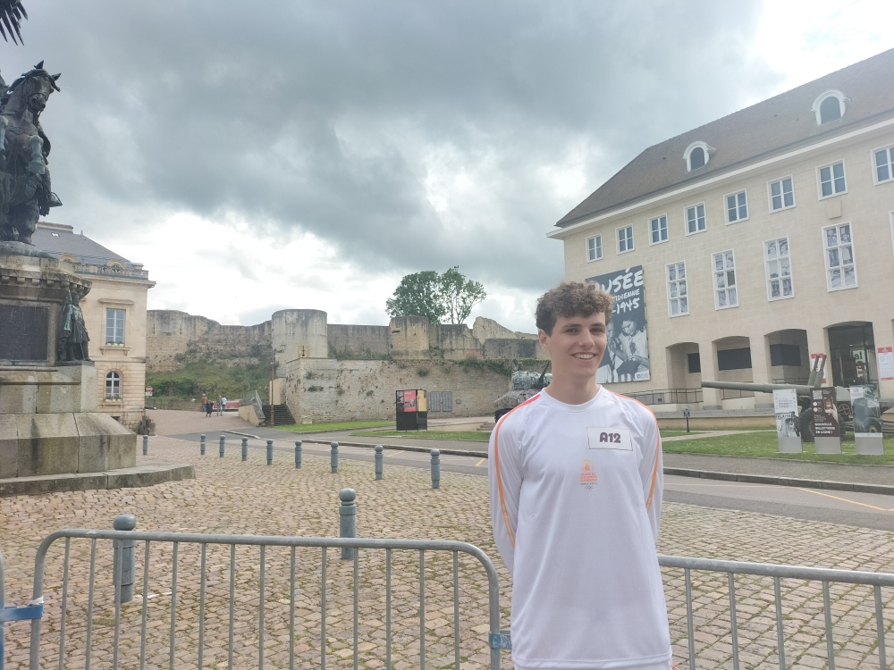 Jules Lefaivre a porté la flamme sur 300m à Falaise : 