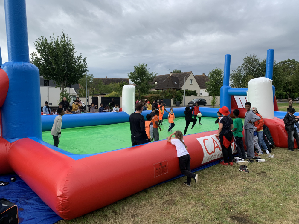 Les enfants s’amusent après le passage de la flamme !