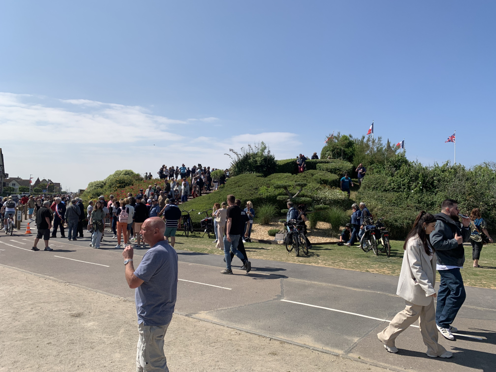 La cérémonie de Ouistreham a attiré de nombreux spectateurs 