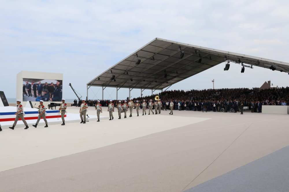 La cérémonie a un peu de retard. Elle devait débuter à 16h, mais on attend encore Joe Biden.