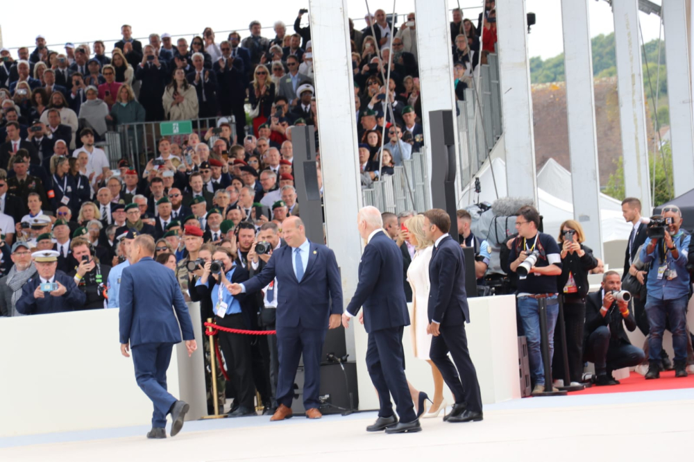 Joe Biden vient d'arriver, il est accompagné par Emmanuel Macron.