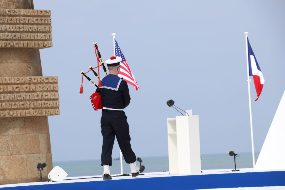 La cornemuse retentit à Omaha Beach.