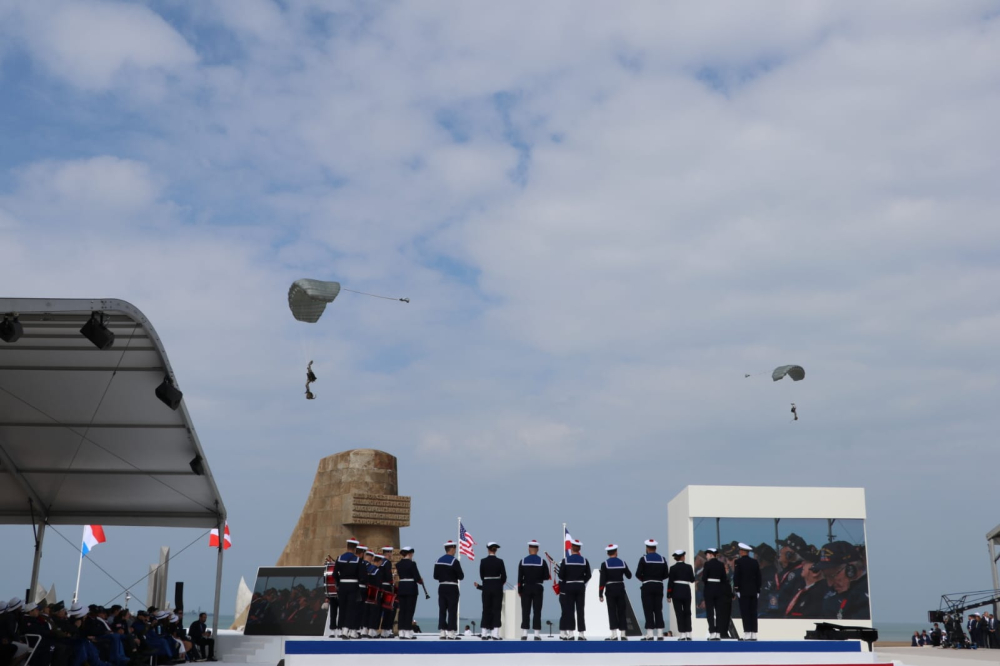 Une musique traditionnelle militaire accompagne les parachutistes qui débarquent sur Omaha