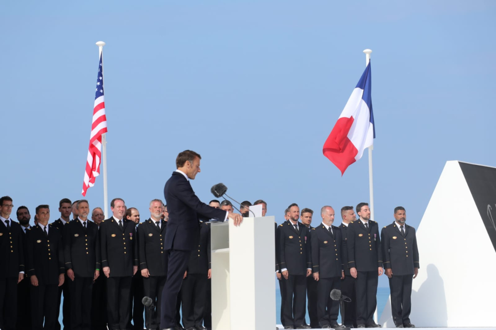 Emmanuel Macron prend la parole.