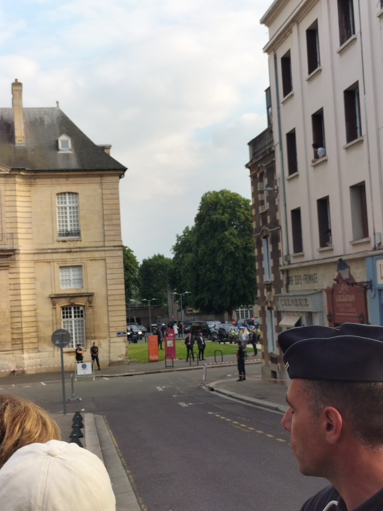 Emmanuel Macron vient d'arriver à la mairie de Caen !