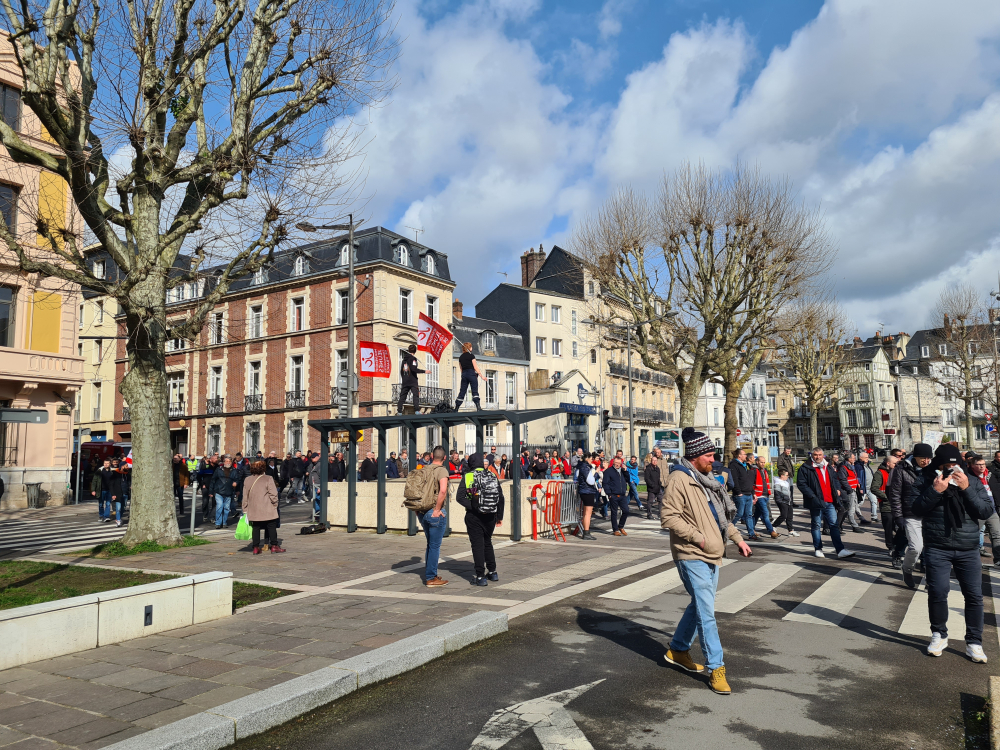 Les manifestants de Rouen se dirigent vers la rue de la République.