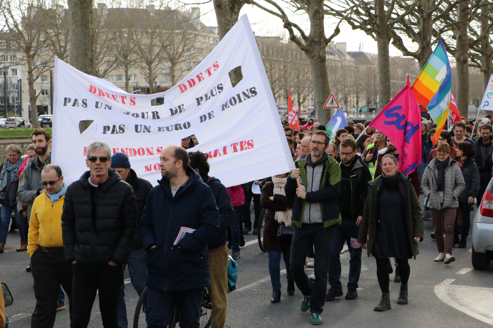 Selon les syndicats, 15 000 personnes manifestent à Caen. 