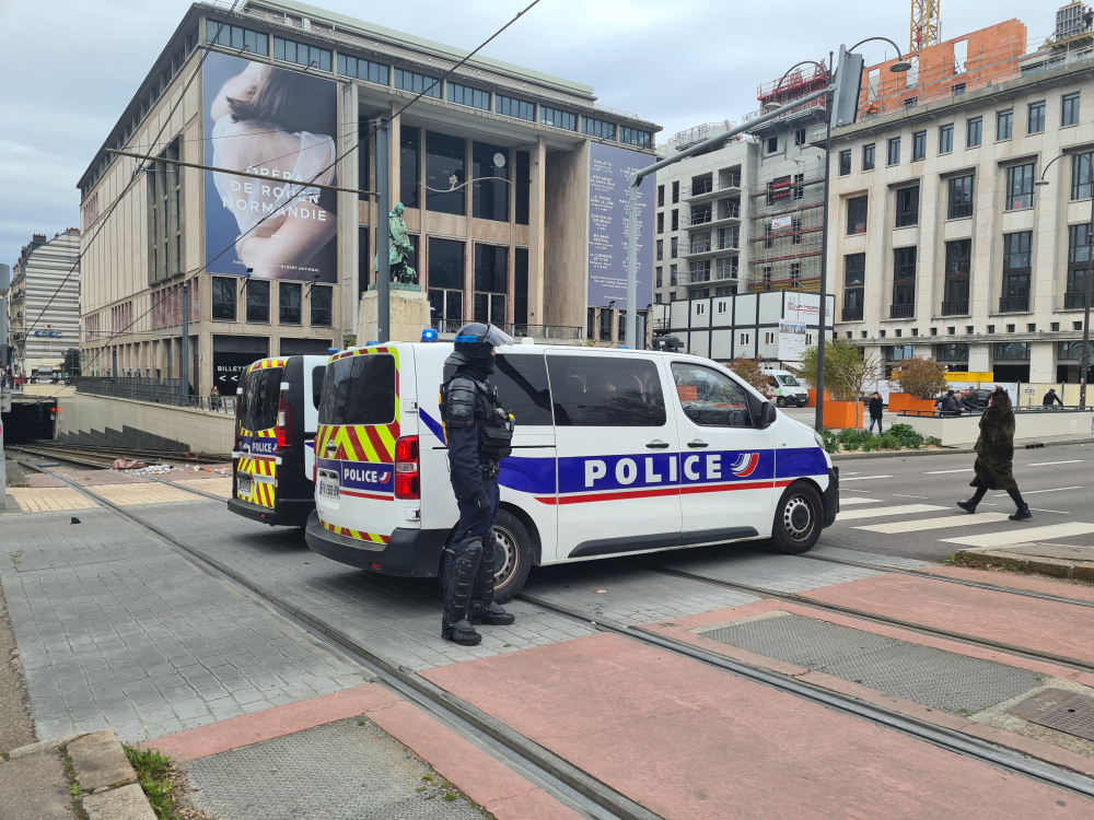 La police est toujours sur place à Rouen.