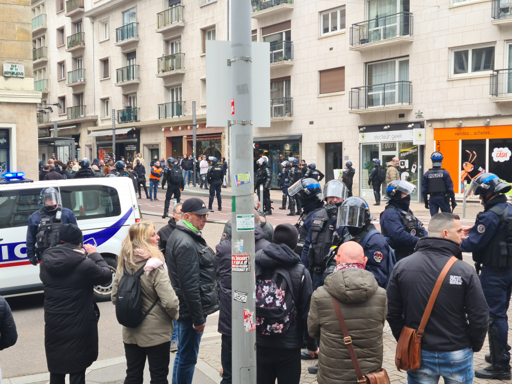 La police contrôlent et interpellent au niveau de la rue de la République.