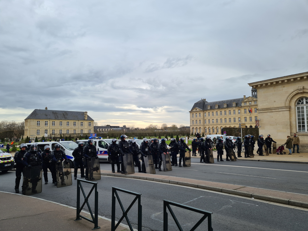 La manifestation est terminée à Caen, les forces de l'ordre bloquent l'accès à la mairie.