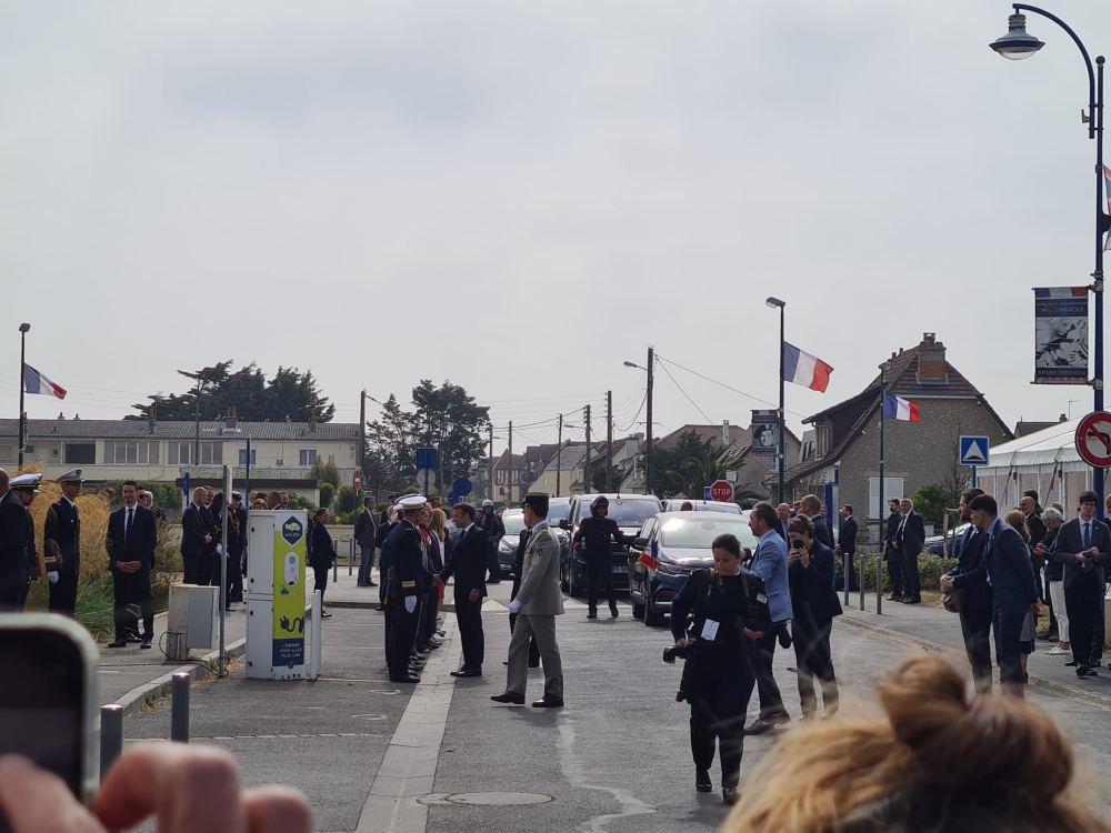 Le président de la République Emmanuel Macron, parti de Caen, est arrivé à Colleville-Montgomery..