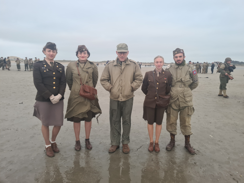 Ces passionnés habitent Montargis dans le Loiret et ont assisté à un hommage aux héros de la Seconde Guerre mondiale à Utah Beach.