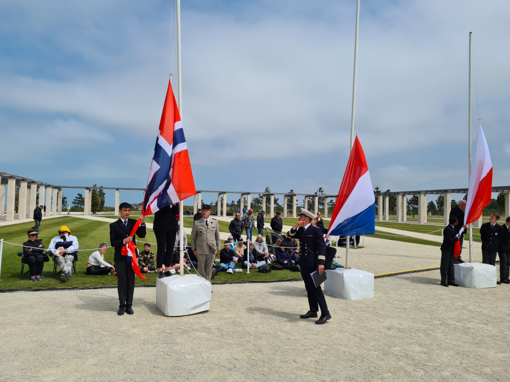 Les drapeaux alliés sont disposés à Ver-sur-Mer