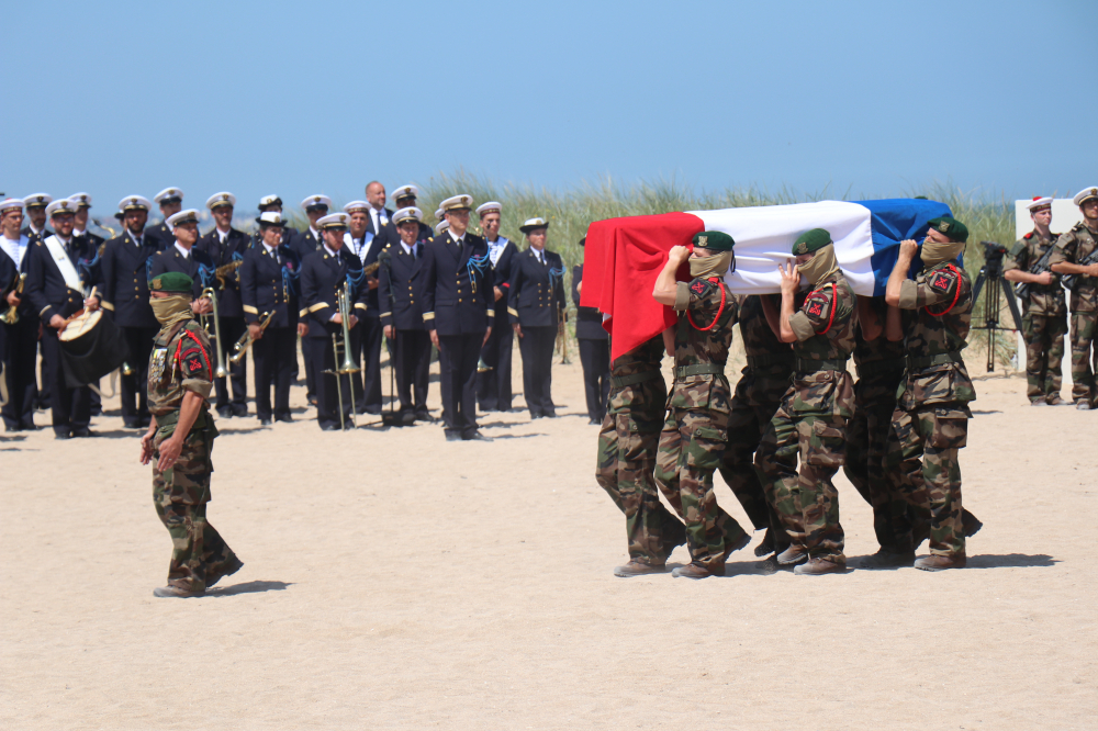 Le cercueil de Léon Gautier. Un hommage lui a été rendu ce vendredi 7 juillet sur la plage de Ouistreham.