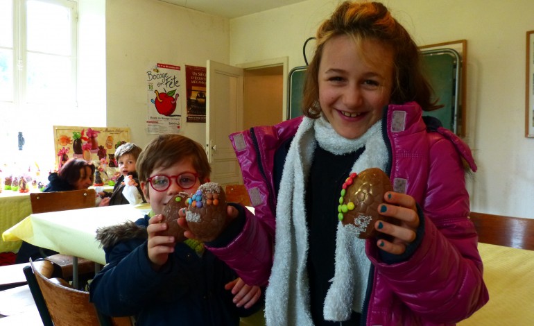 Des enfants confectionnent leur oeuf de Pâques avec un vrai chocolatier