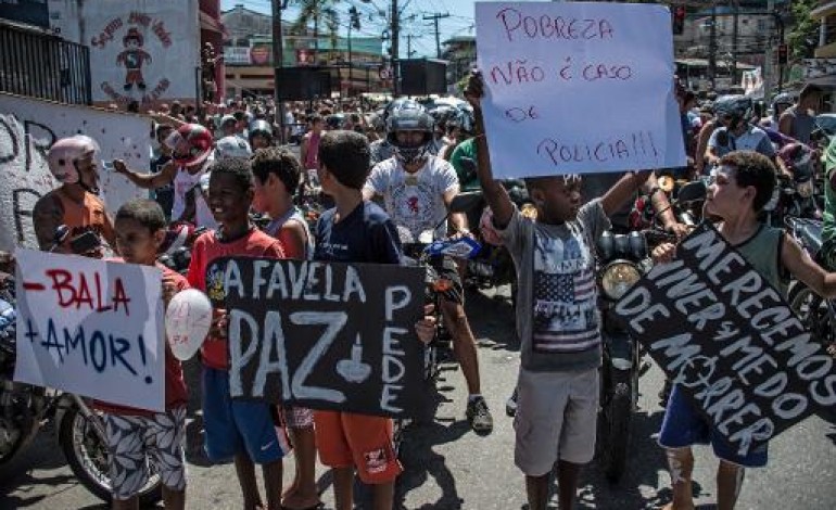 Rio de Janeiro (AFP). Rio: marche pour la paix dans une favela après la mort d'un enfant