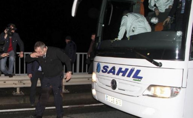 Trabzon (Turquie) (AFP). Coups de feu contre le bus du club de foot turc de Fenerbahçe, le chauffeur blessé