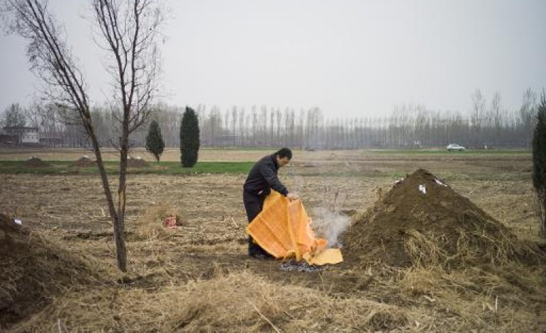 Mijiawu (Chine) (AFP). En Chine, on brûle des fortunes pour les défunts
