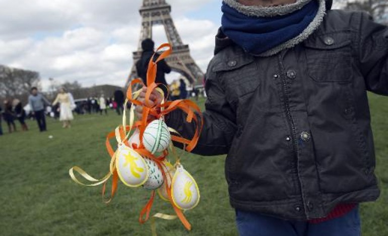 Paris (AFP). Chasse aux oeufs géante et solidaire près de la Tour Eiffel