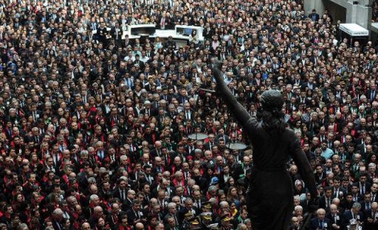 Istanbul (AFP). La Turquie bloque les réseaux sociaux pour empêcher la diffusion de photos d'un procureur tué