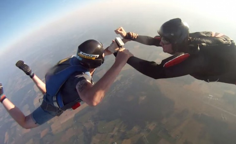 Sa GoPro chute pendant un saut en parachute