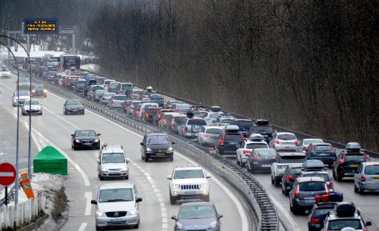 Paris (AFP). Autoroutes: le gouvernement gèle les tarifs des péages pour 2015