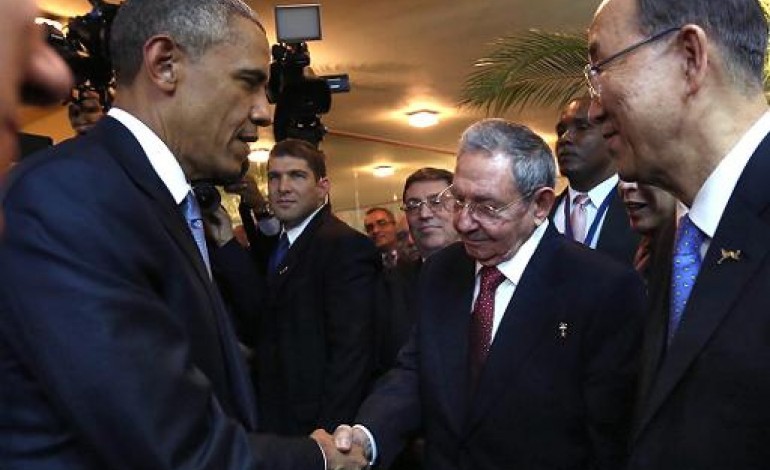 Panama (AFP). Panama: nouvelle poignée de main entre Obama et Castro, réunis pour un sommet historique