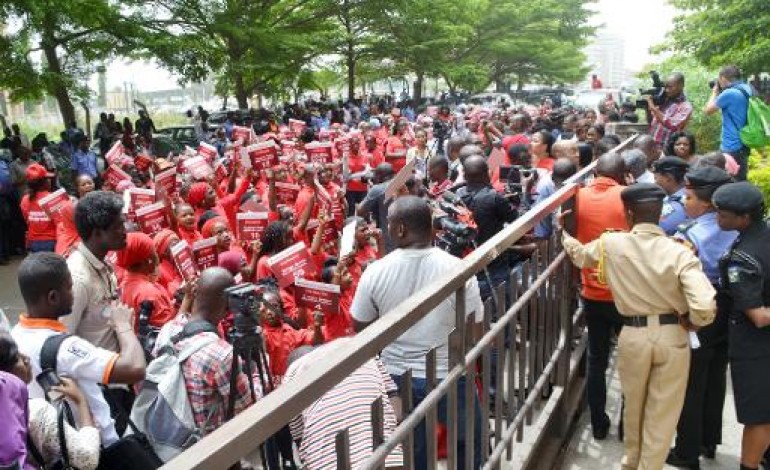 Abuja (AFP). Veillées, prières, marches et tweets pour la libération des lycéennes de Chibok 