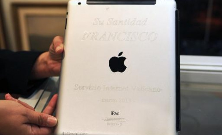 Montevideo (AFP). L'ancien iPad du pape vendu 30.500 dollars
