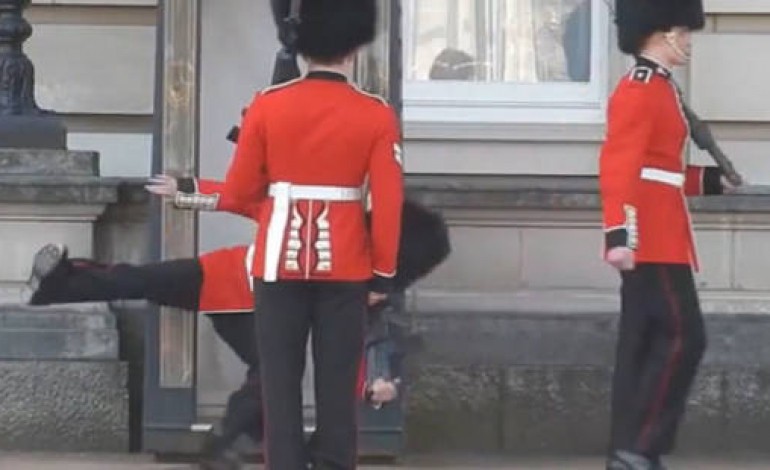 Un garde de Buckingham Palace glisse et...