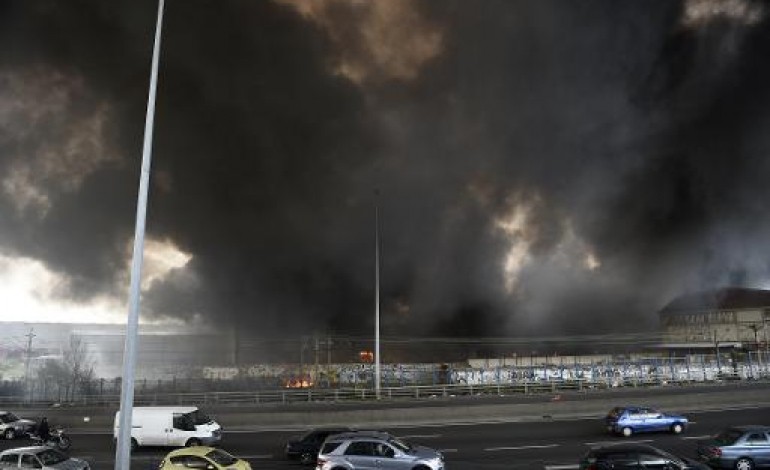 Paris (AFP). Incendie d'un entrepôt: RER B et A86 coupés dans les deux sens au nord de Paris