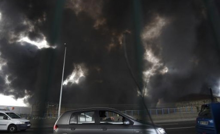 La Courneuve (AFP). Incendie d'un entrepôt: A86 coupée, bouchons au nord de Paris, le RER reprend