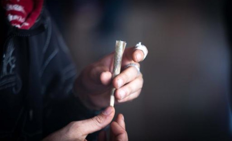 Paris (AFP). La consommation de cannabis en hausse chez les jeunes de 17 ans
