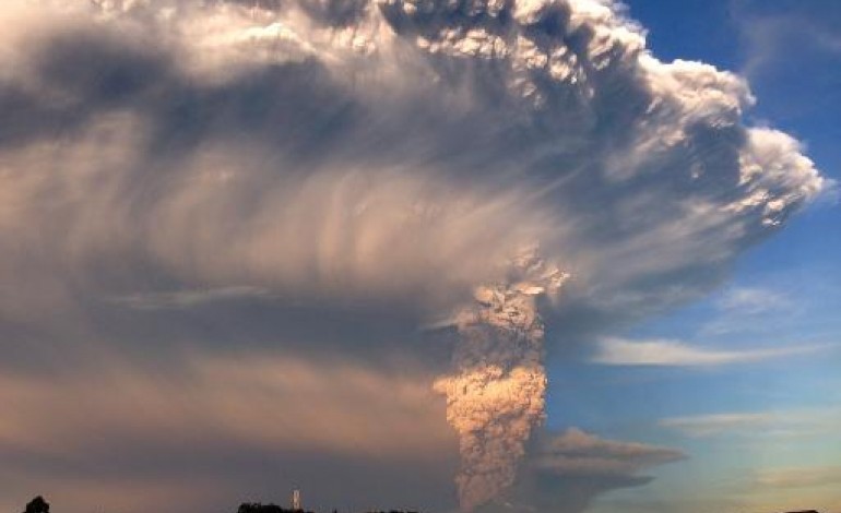 Puerto varas (Chili) (AFP). Chili: deuxième éruption du volcan Calbuco, alerte rouge maintenue