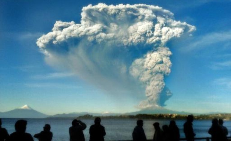 Puerto Varas (Chili) (AFP). Chili: nuages de cendres après l'éruption d'un volcan endormi depuis un demi-siècle
