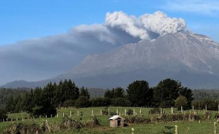 La Ensenada (Chili) (AFP). Le volcan chilien Calbuco fume encore, les cendres atteignent les pays voisins