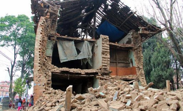 Katmandou (AFP). Séisme au Népal: plus de 1.800 morts, difficiles opérations de secours