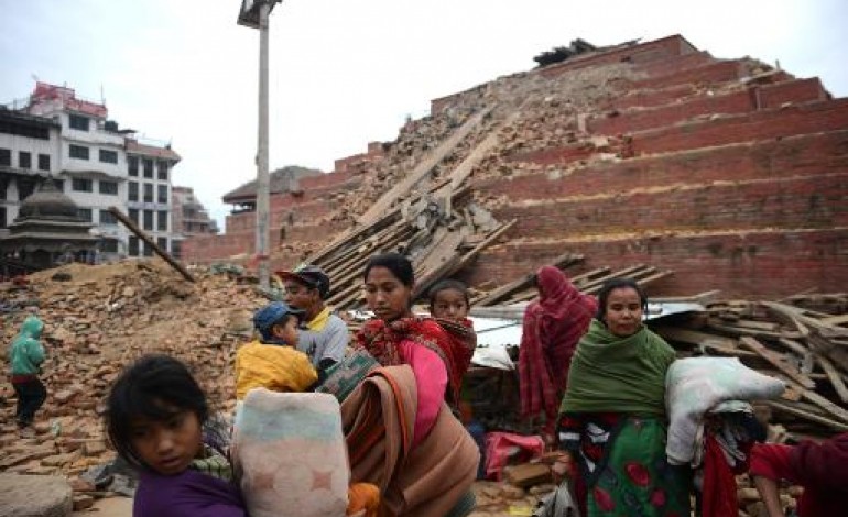 Katmandou (AFP). Séisme au Népal: violentes répliques, le bilan continue à s'alourdir 