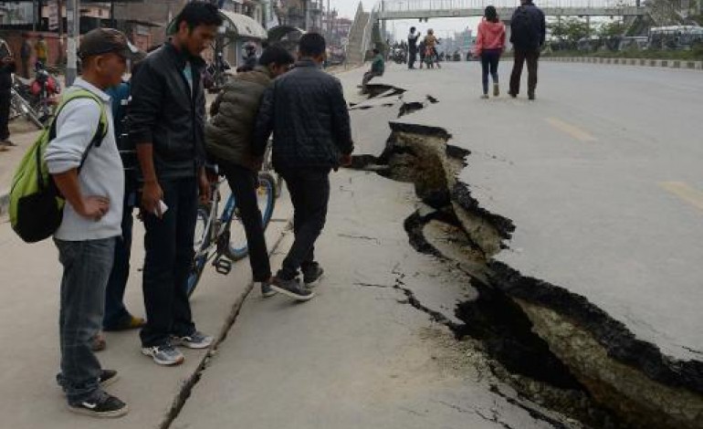 Katmandou (AFP). Séisme dévastateur au Népal: violentes répliques, le bilan continue à s'alourdir 