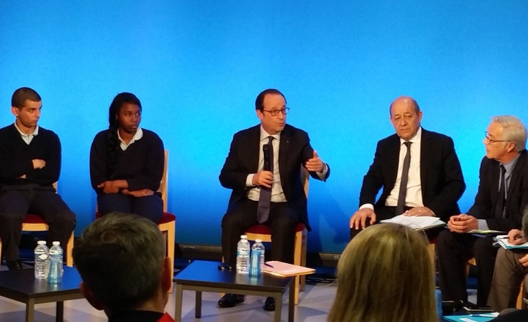 François Hollande face aux jeunes de l'Epide