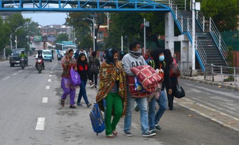 Katmandou (AFP). Népal: les sinistrés du séisme fuient en masse Katmandou, le bilan s'alourdit 