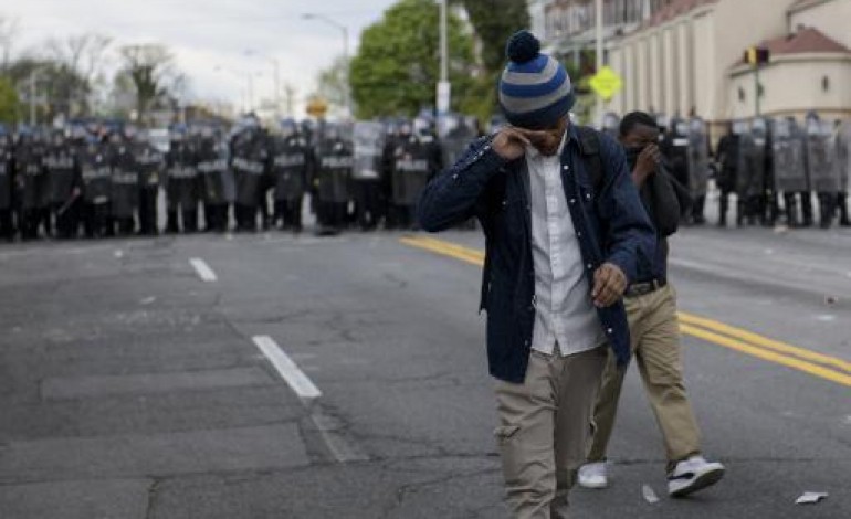 Baltimore (Etats-Unis) (AFP). Emeutes à Baltimore: renforts policiers et couvre-feu pour ramener le calme
