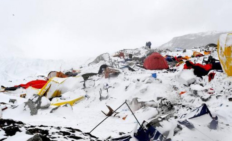 lukla (Népal) (AFP). Je vais être enterré vivant: le récit des journalistes de l'AFP dans l'enfer de l'Everest