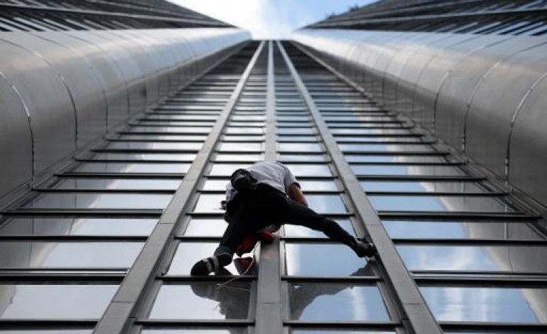 Paris (AFP). Le spiderman français se lance à l'assaut de la tour Montparnasse