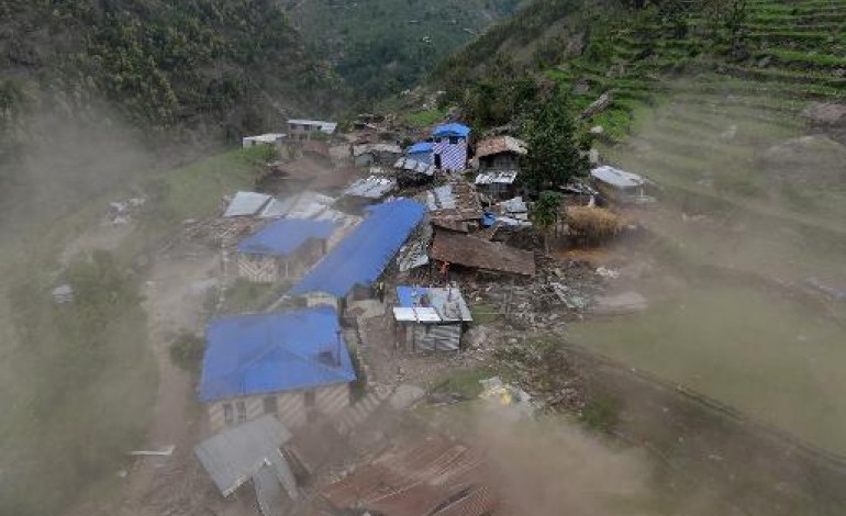 Gorkha (Népal) (AFP). Népal: l'aide commence à atteindre les villages reculés les plus touchés