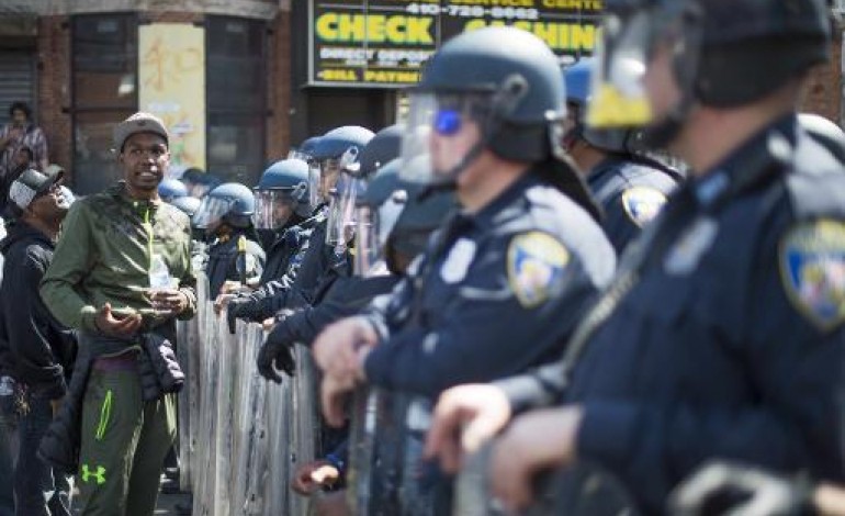Baltimore (Etats-Unis) (AFP). Baltimore: la police tire du gaz au poivre pour disperser les manifestants