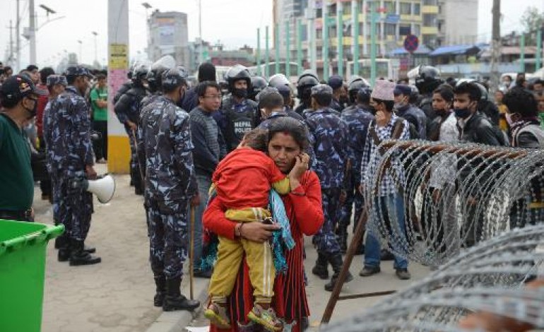 Gorkha (Népal) (AFP). Népal: la police anti-émeute intervient pour contenir la colère des survivants