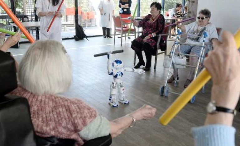 Issy-les-Moulineaux (AFP). Le robot Zora, coach pour seniors dans une maison de retraite