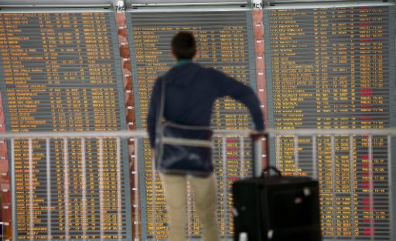 Aéroport de Roissy (France) (AFP). Népal: un avion ramenant 206 rescapés du séisme, a atterri à Roissy